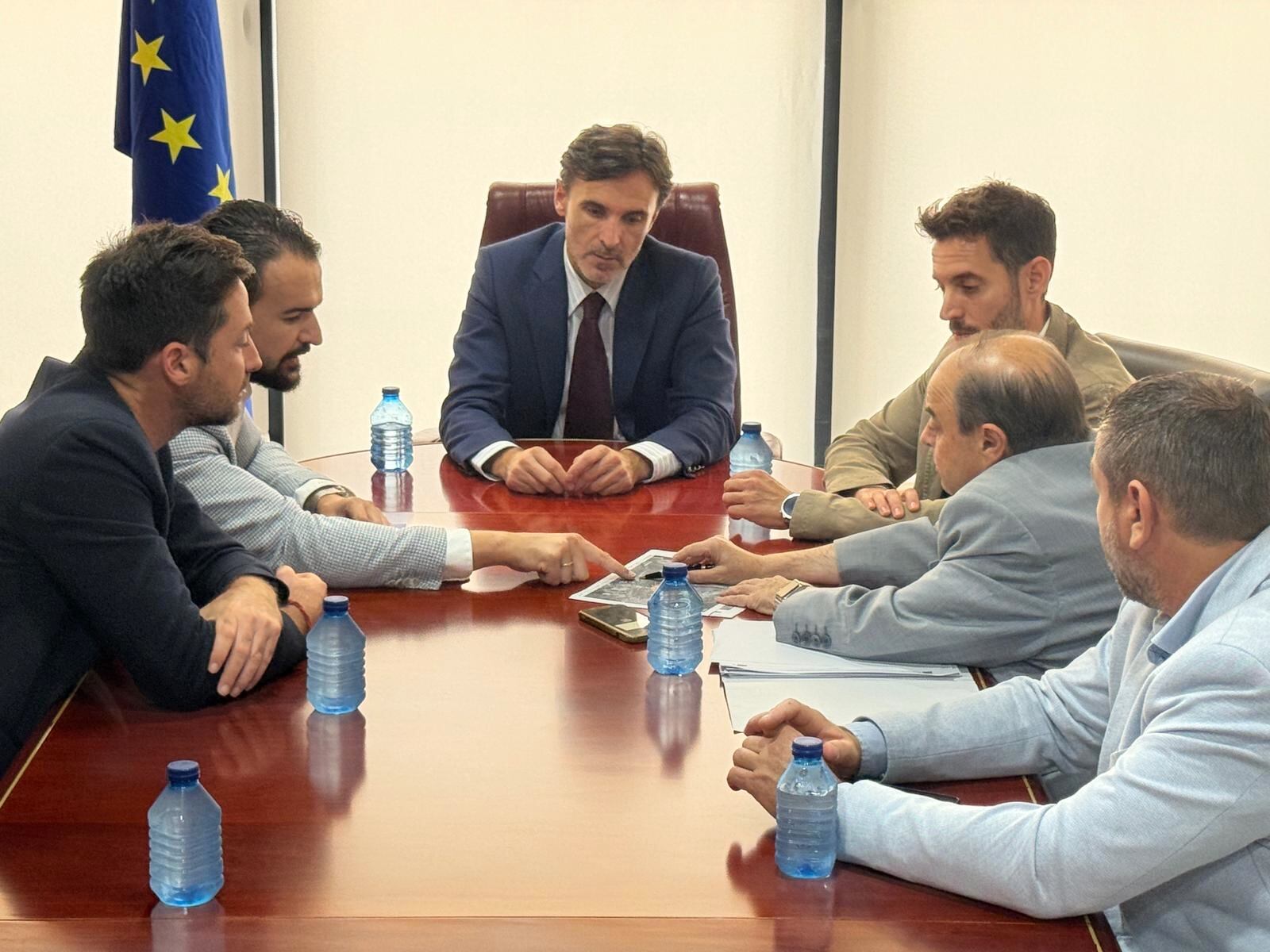 El consejero de Fomento e Infraestructuras, Jorge García Montoro, durante la reunión con el alcalde de La Unión, Joaquín Gabriel Zapata, para hablar sobre la Bahía de Portmán