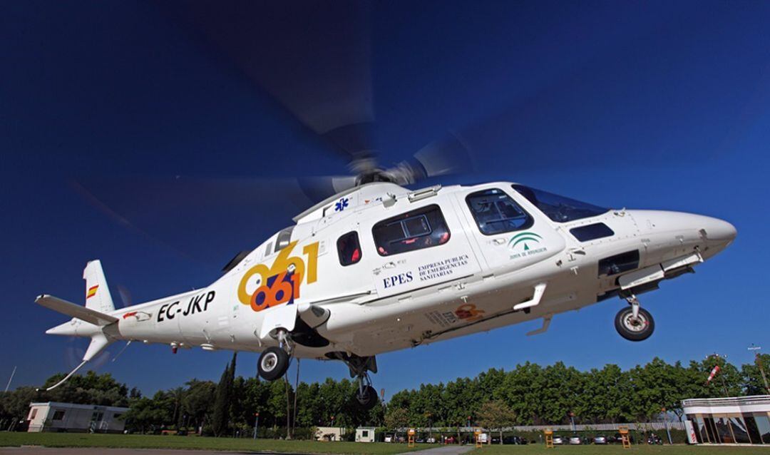 Un helicóptero del 061