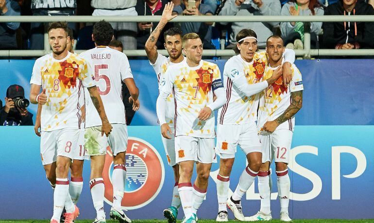 Los jugadores de España celebran un gol en el partido frente a Portugal