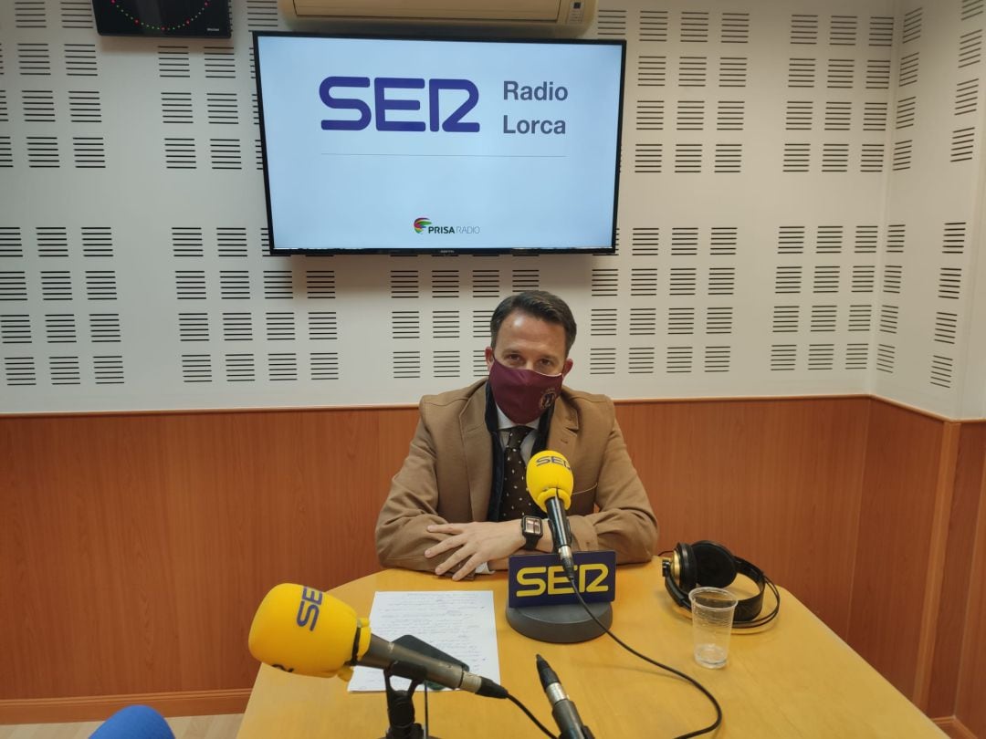 Fulgencio Gil, en los estudios de Radio Lorca cadena SER.