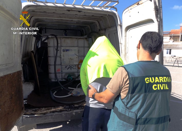 La Guardia Civil detiene a dos hombres por el robo del combustible de tres camiones en el polígono industrial de Mula