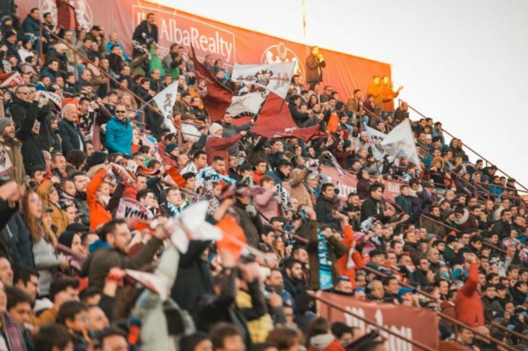 Los aficionados del Albacete animan a sus jugadores durante el transcurso de un partido