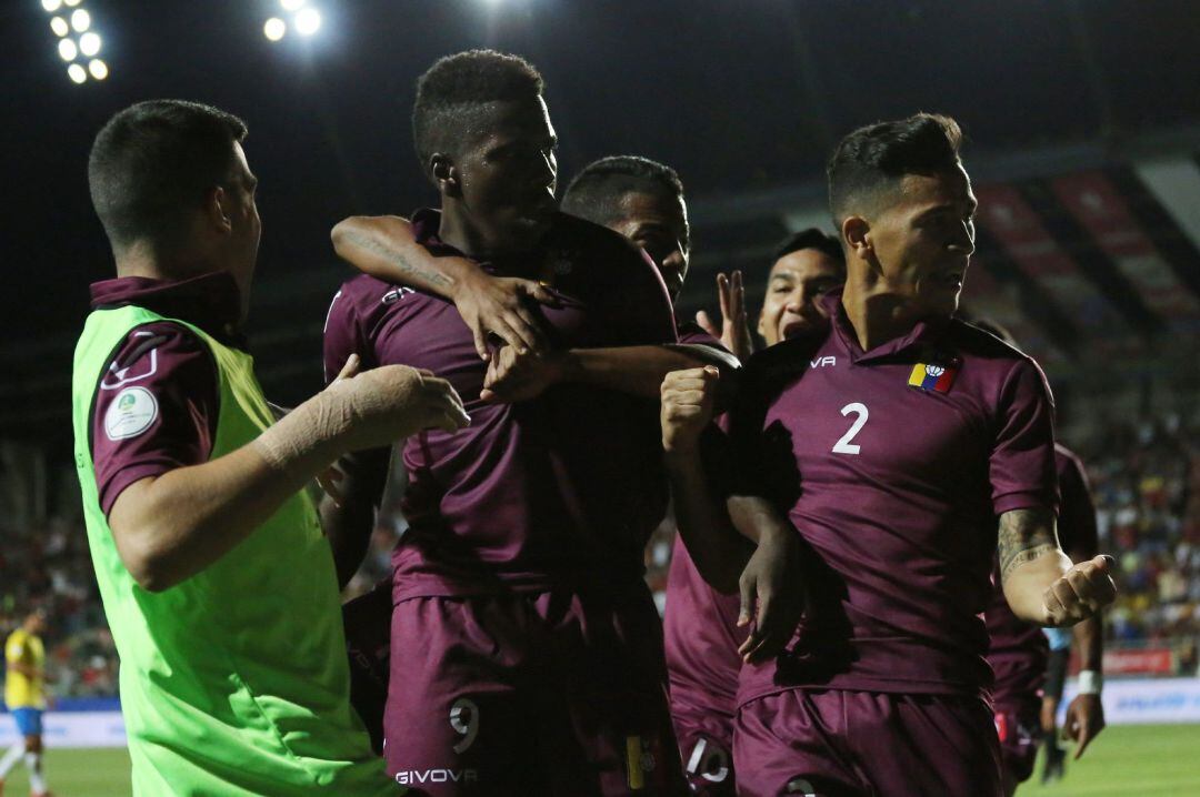 Jan Carlos Hurtado de Venezuela festeja su gol ante Brasil este viernes, durante un partido de fútbol entre Venezuela y Brasil.