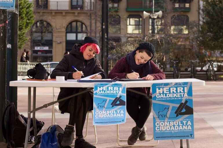 Imagen de una de las recogidas de firmas organizadas por Donostia Antitaurina Orain para la celebración de una consulta sobre los toros.