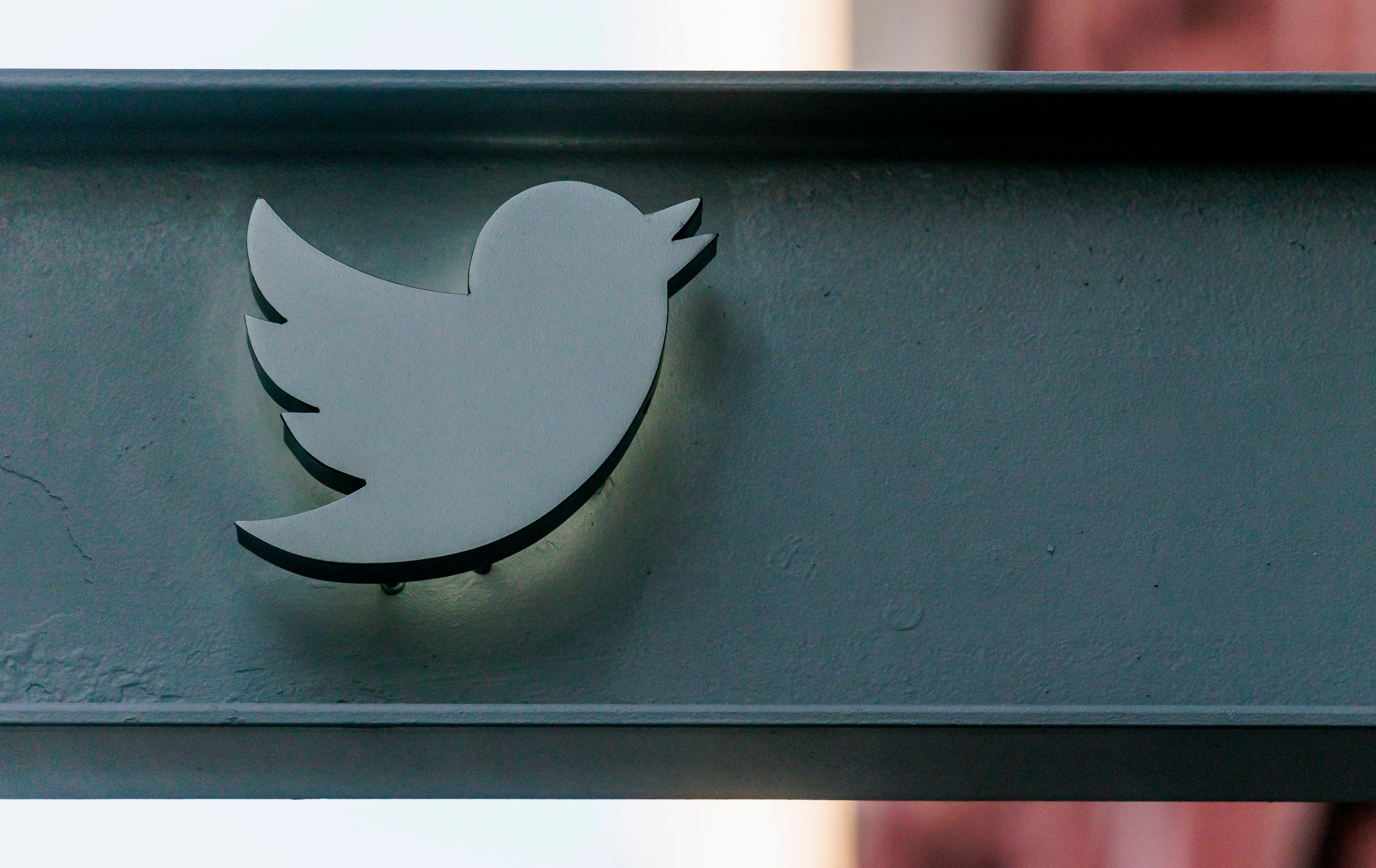 Símbolo de Twitter a las puertas de sus oficinas en Nueva York.