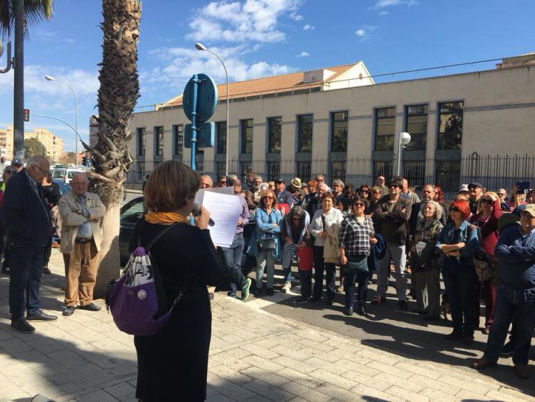 Momento de la concentración de los vecinos de Benalúa a las puertas del asilo 