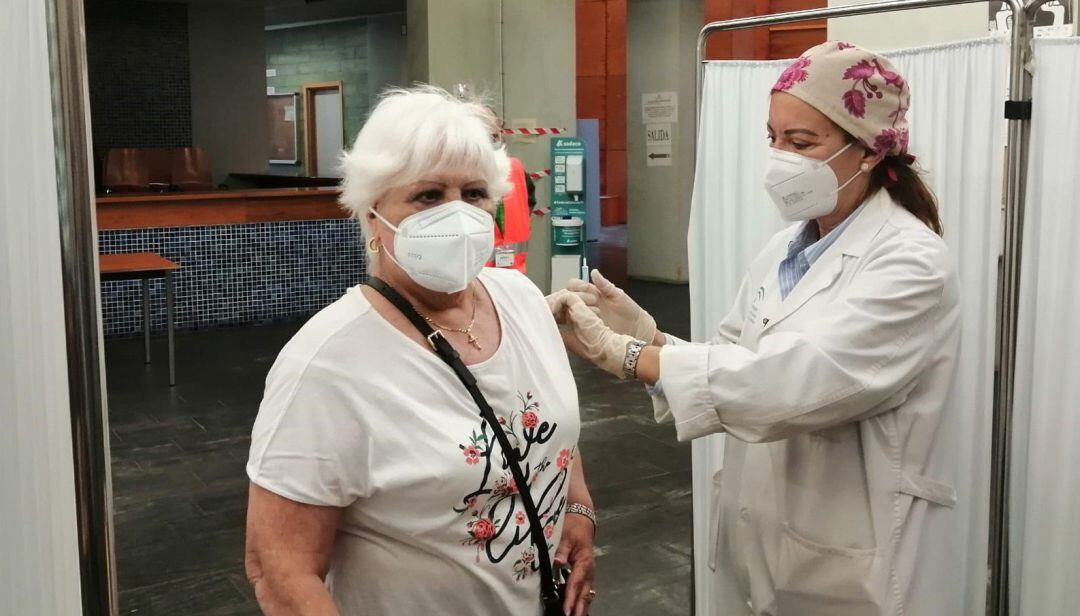 Una mujer es vacunada contra el Covid-19 en un centro cívico.