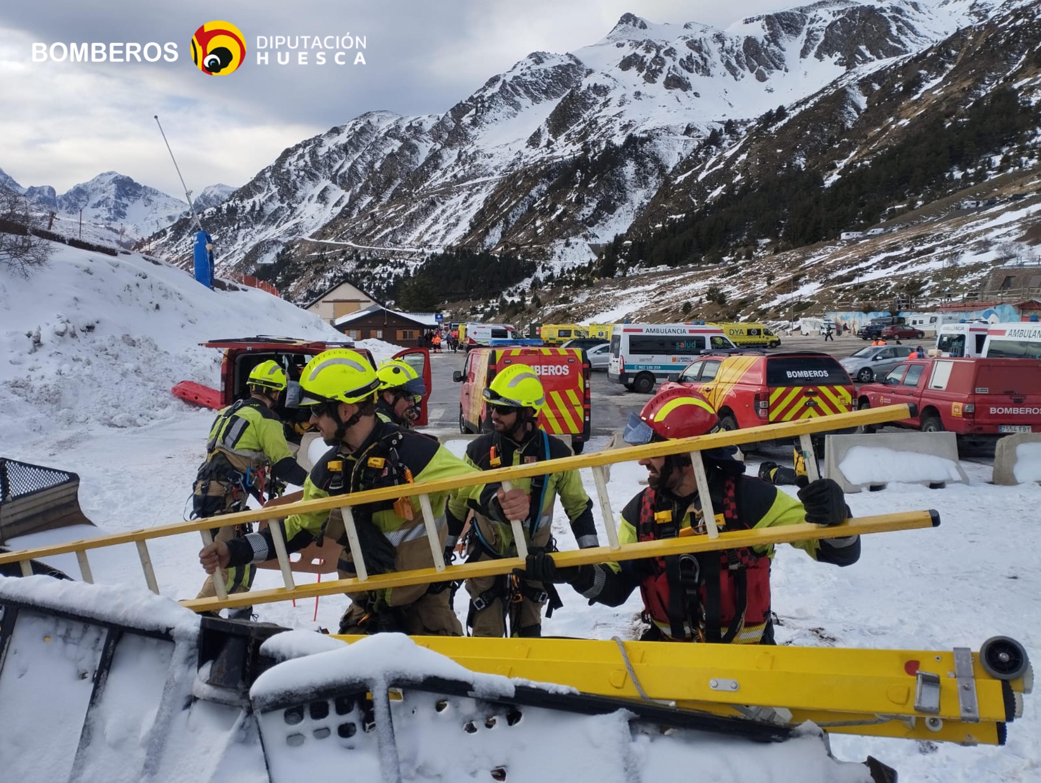 Los bomberos de la DPH en el momento del rescate en Astún