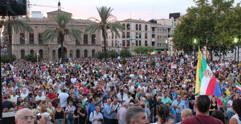 Miles de personas apoyaron las manifestaciones convocadas por &quot;Todos a una por Linares&quot;