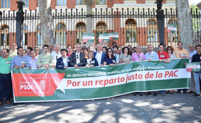 Concentracion de Alcaldes del PSOE contra la PAC en el Ministerio de Agricultura