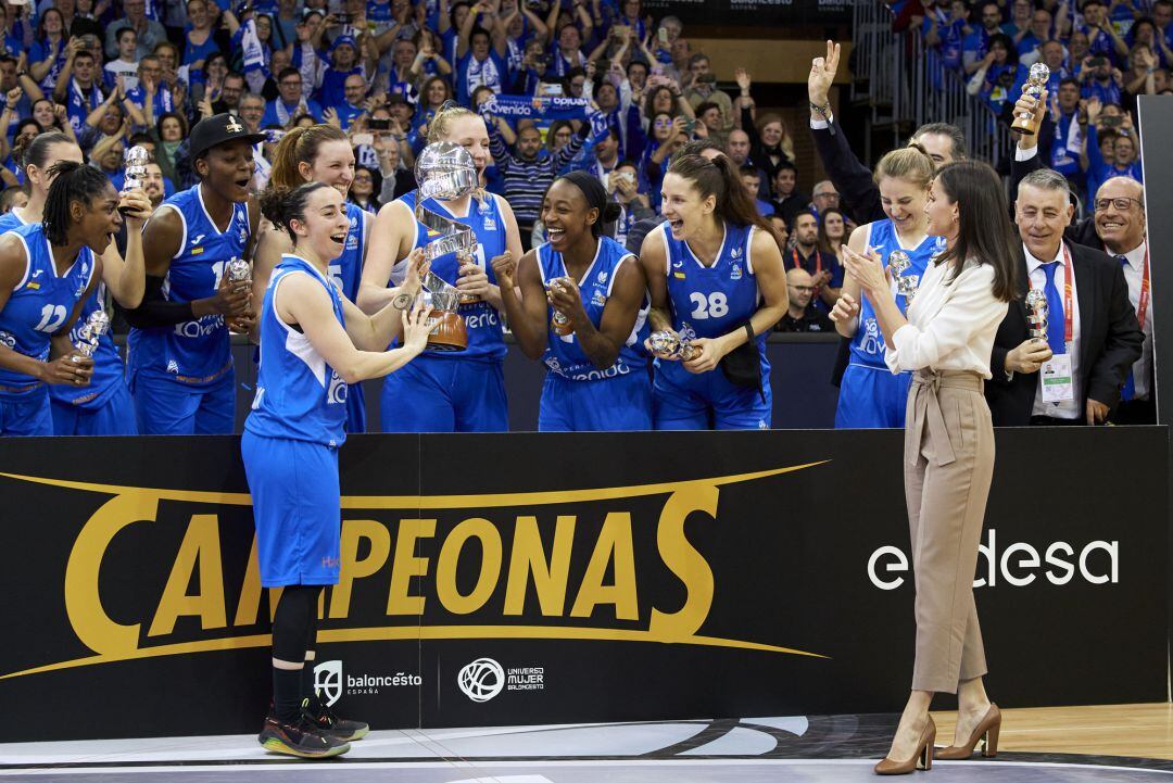 Las jugadoras del Perfumerías Avenida, tras recibir la Copa de manos de la Reina Letizia