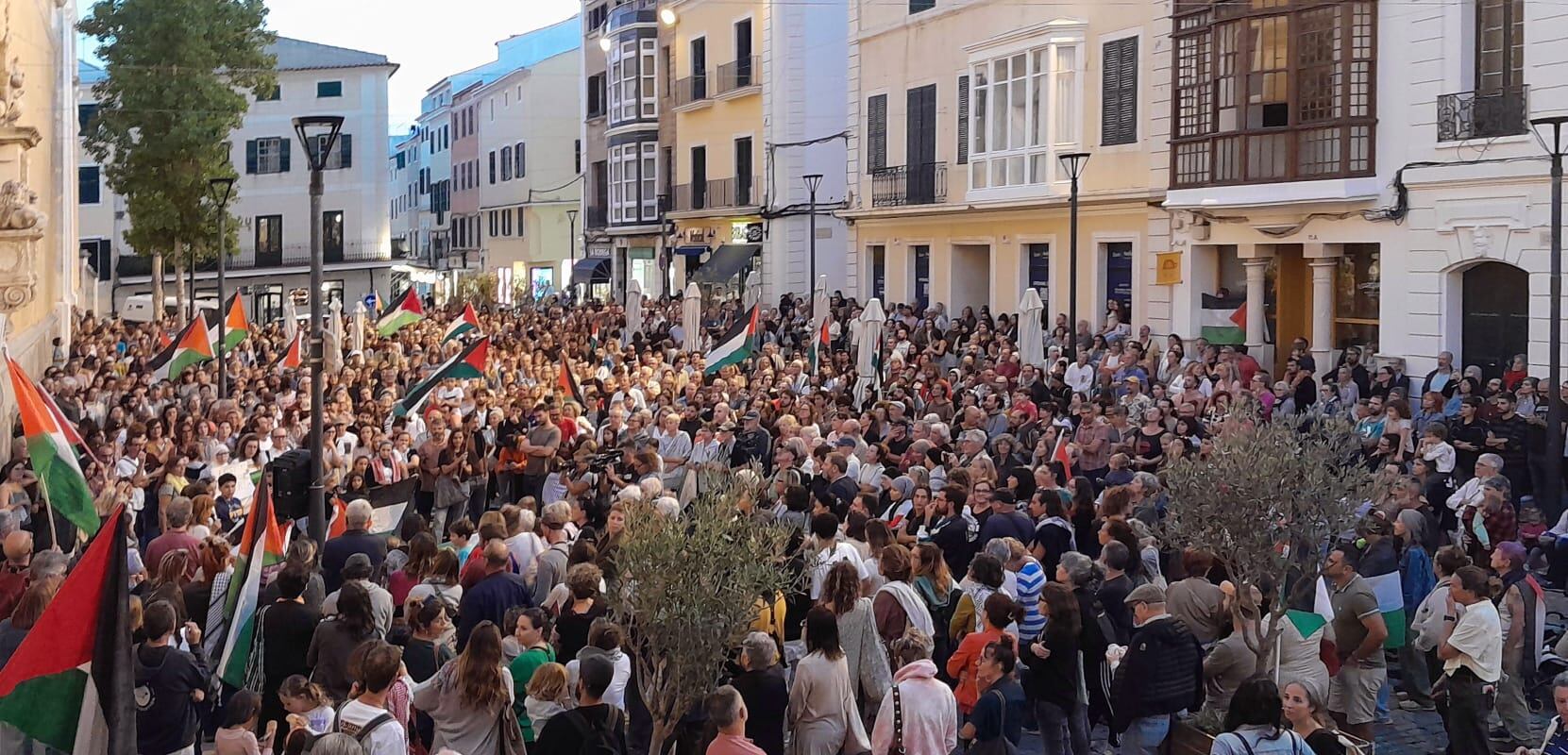 La pl. Constitució es va omplir de gent en senyal de protesta