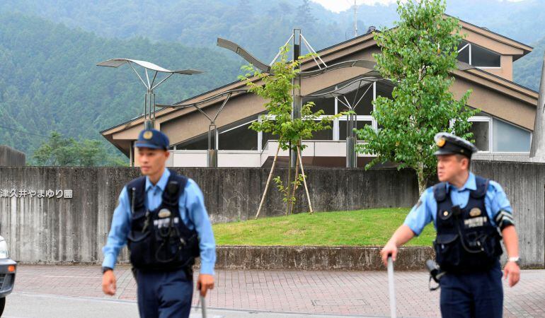 Dos agentes de policía, junto al centro de discapacitados donde se ha producido la matanza, en Sagamihara, a las afueras de Tokio.