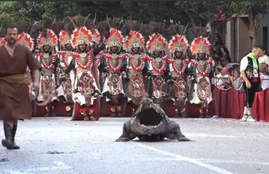 Imagen del cocodrilo, de avanzadilla en el desfile