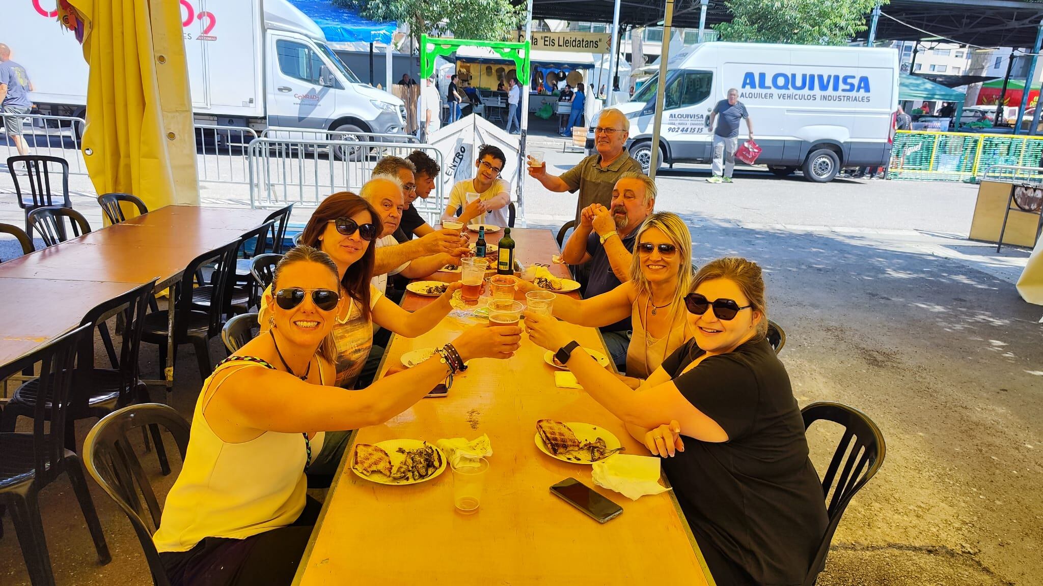 Membres de la colla del Centro Extremeño fent un brindis per un bon Aplec aquest 2023 que, de forma excepcional, s'ha celebrat al juny i no al maig, com és tradicional. Foto: Ràdio Lleida.