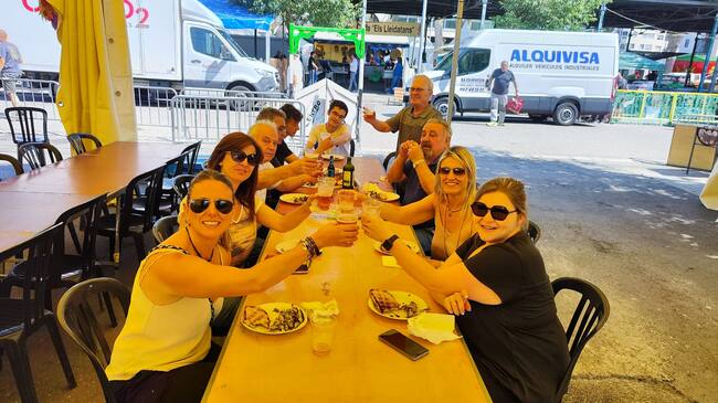 Membres de la colla del Centro Extremeño fent un brindis per un bon Aplec aquest 2023 que, de forma excepcional, s'ha celebrat al juny i no al maig, com és tradicional. Foto: Ràdio Lleida.