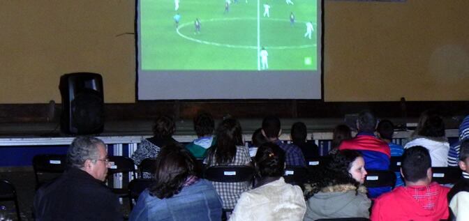 Varios vecinos viendo el partido