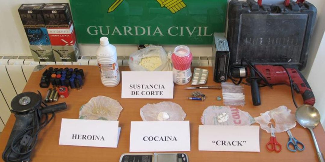 Objetos y droga incautada por la Guardia Civil.