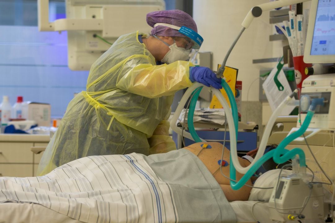 Una enfermera atendiendo a un paciente en la UCI del Hospital de Düren (Alemania).