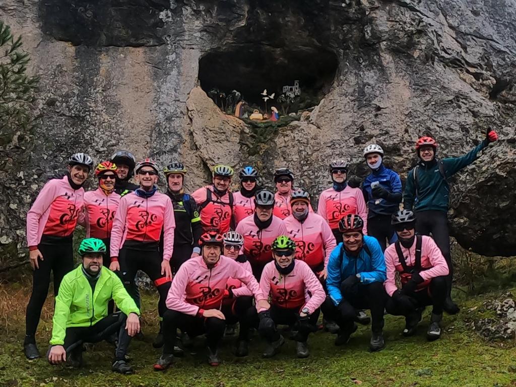 Miembros de la asociación Los Gansos de San Fer junto al belén que cada Navidad instalan en Fuente Albilla, junto a la cueva de Los tres gamones.