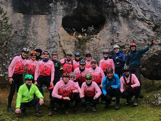 Miembros de la asociación Los Gansos de San Fer junto al belén que cada Navidad instalan en Fuente Albilla, junto a la cueva de Los tres gamones.