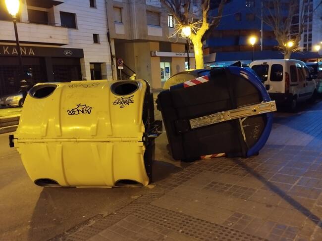 Contenedores derribados por el viento