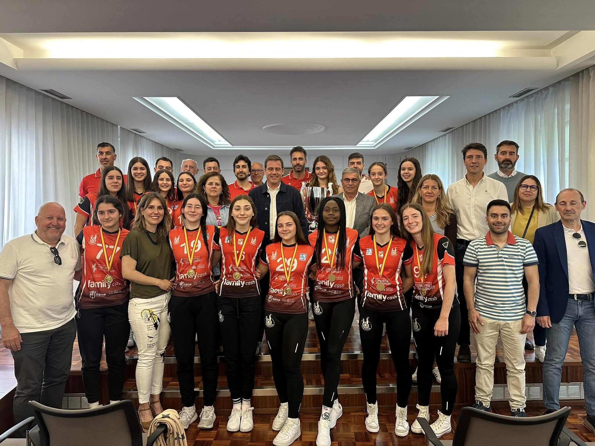 La corporación con el equipo del CV Xàtiva