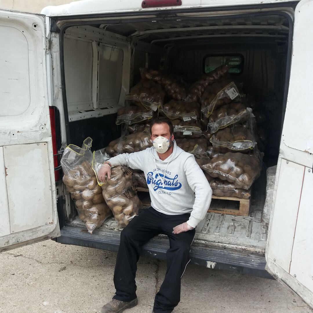 Reparto de patatas palentinas en Husillos (Palencia)