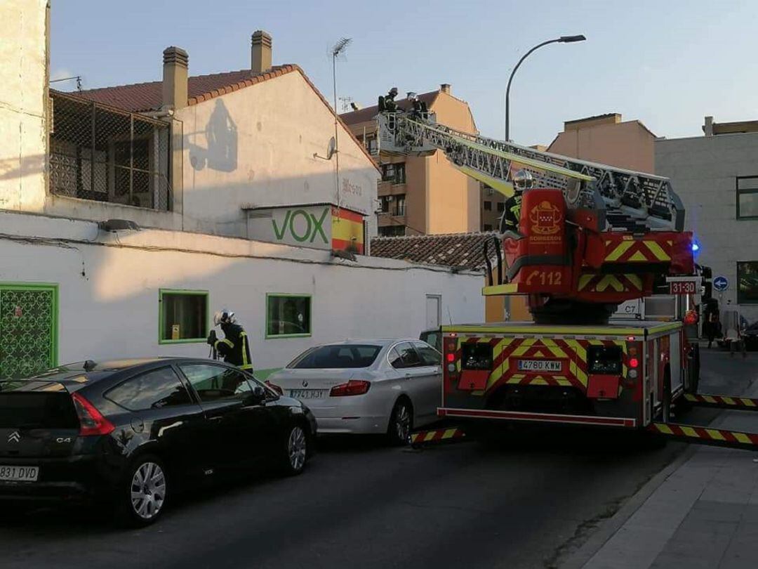 Imagen de la actuación de los bomberos en la sede de Vox en Parla tras recibir el ataque.