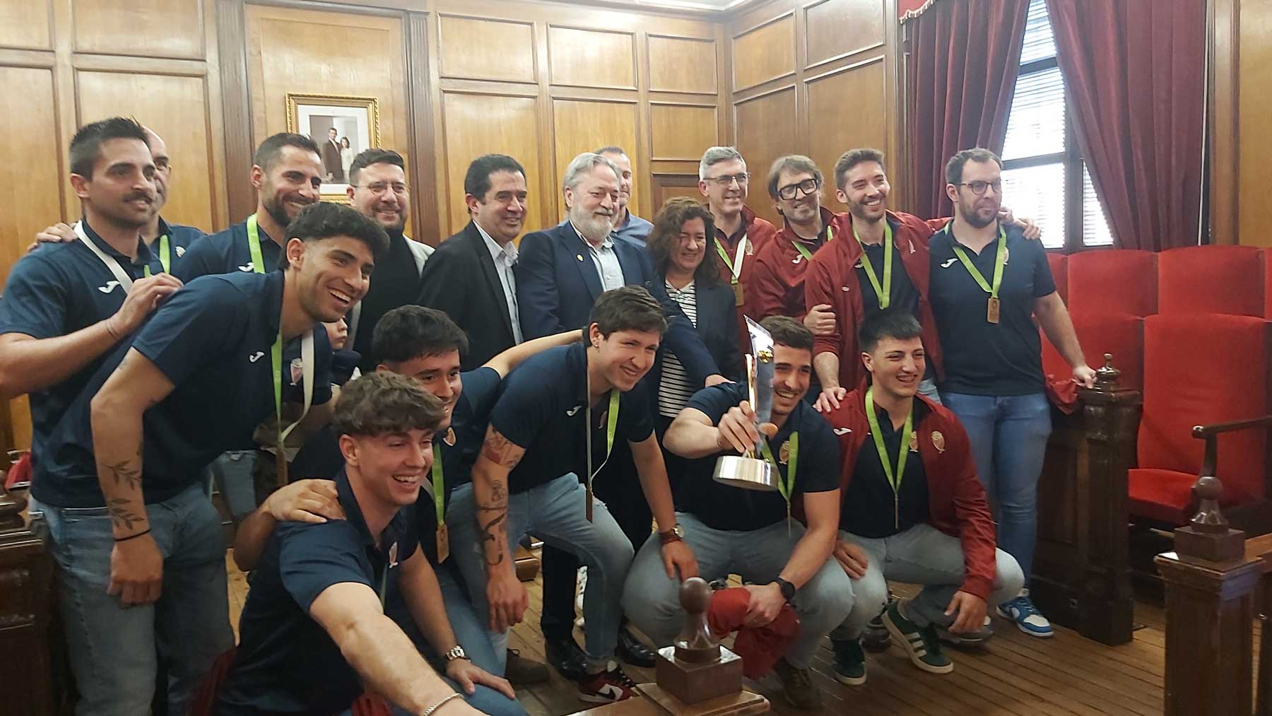 La plantilla del Alcodiam, staff técnico y presidente con el alcalde, vicealcalde y concejal de Deportes