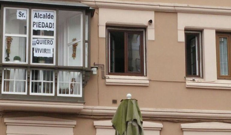 Algunos de los carteles que han pegado los vecinos de Cañadio en sus ventanas.