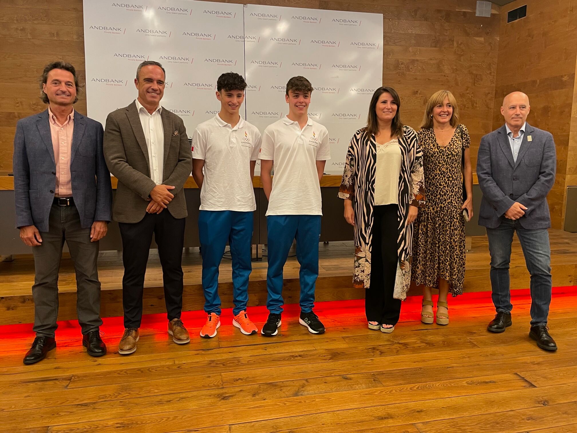El cap de missió, Jordi Orteu, el secretari d'estat, Alain Cabanes, els nedadors Biel Cuen i Arnau Segarra, la directora de Banca País d'Andbank, María Suárez i el secretari general del COA; Josep Antoni Guerra, durant la presentació de la delegació andorrana al Festival olímpic de la joventut europea.