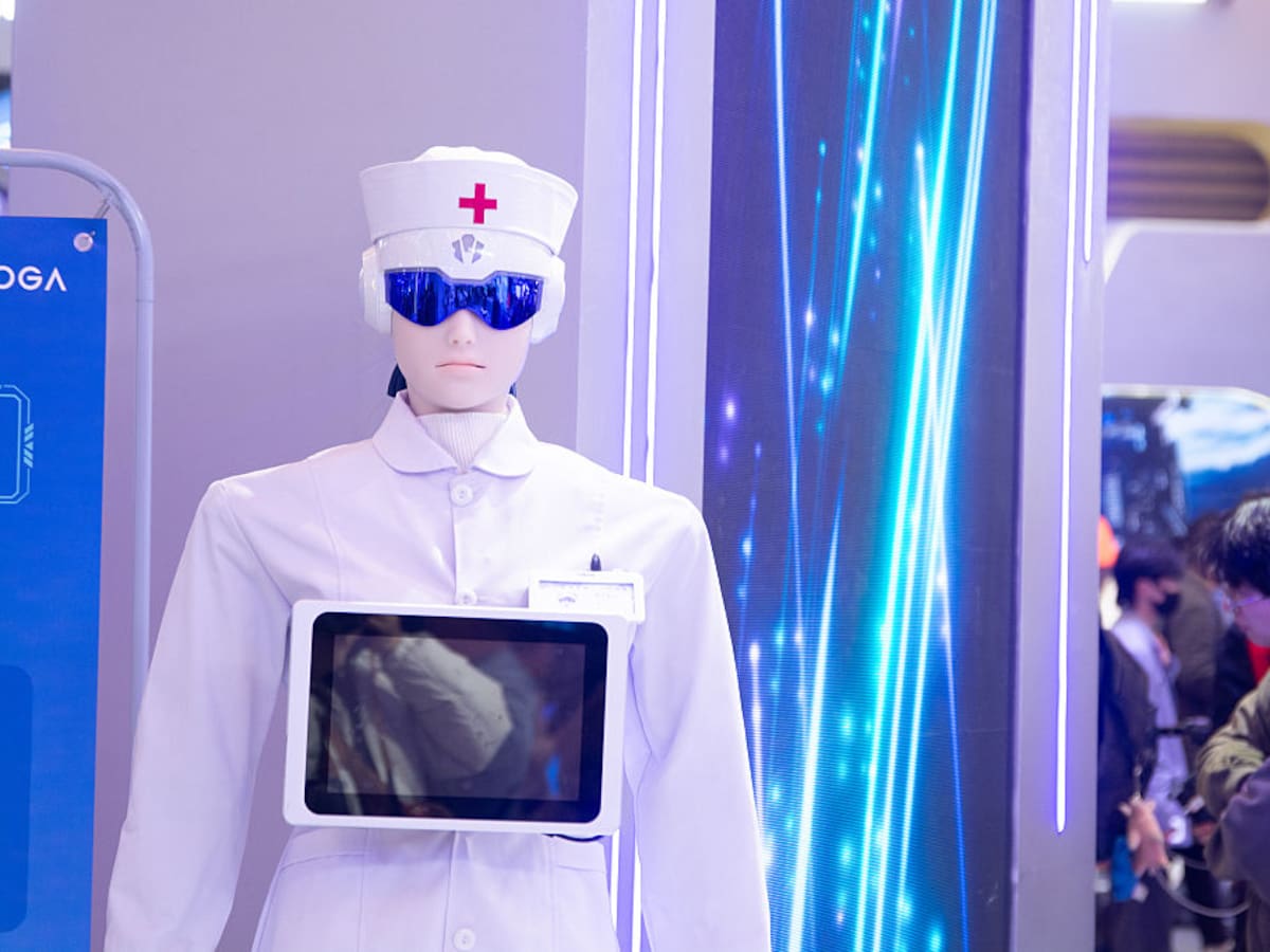 Una experta en rehabilitación medular explica por qué los robots no los sustituirán: "La parte humana es fundamental"