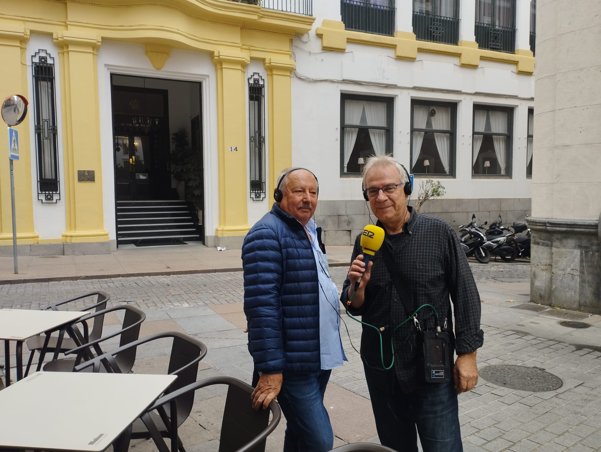 Ramón Medina y Pepe Vega visitan el número 12 de la calle Alfonso XIII donde se encontraban los estudios de EAJ24