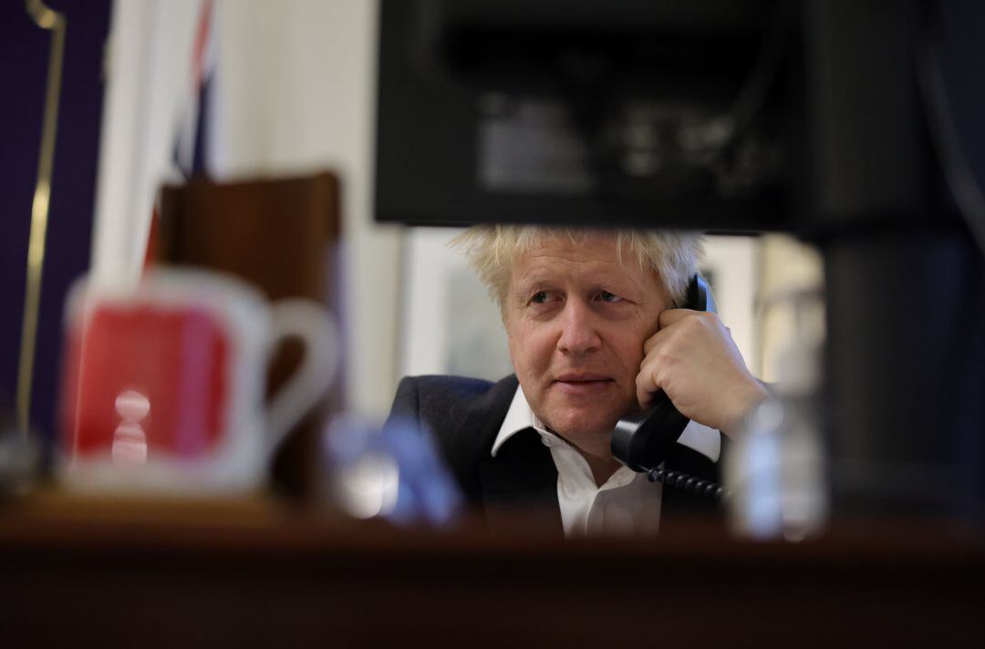 El primer ministro británico, Boris Johnson, mantiene una conversación con Ursula von der Leyen