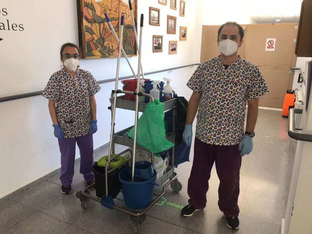 Ana Isabel y Mario con sus uniformes de auxiliares de limpieza.