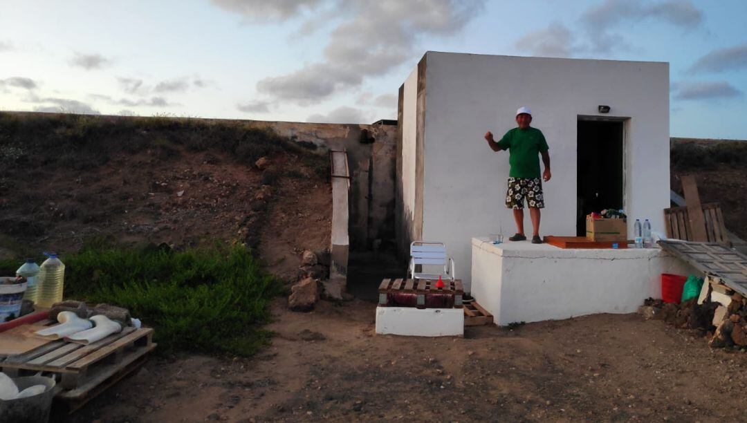 Francisco vive en una de las cajitas de Canal Gestión Lanzarote, la empresa que suministra el agua desalada a la población de la isla