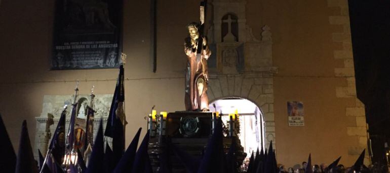 El Jesús del Puente entrando de regreso a la iglesia de San Antón.