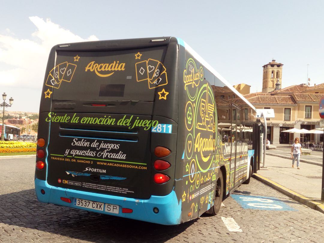 Autobús urbano con publicidad de casa de apuestas