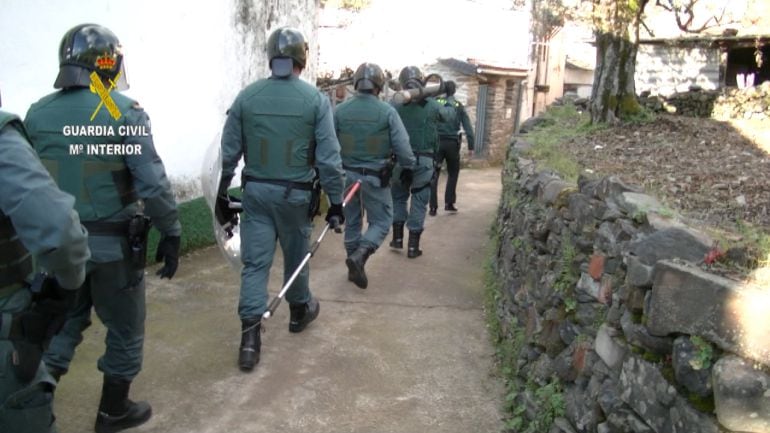 Agentes de la Guardia Civil se dirigen a realizar un registro domiciliario en la comarca de las Hurdes en la operación &quot;Cabildos&quot;