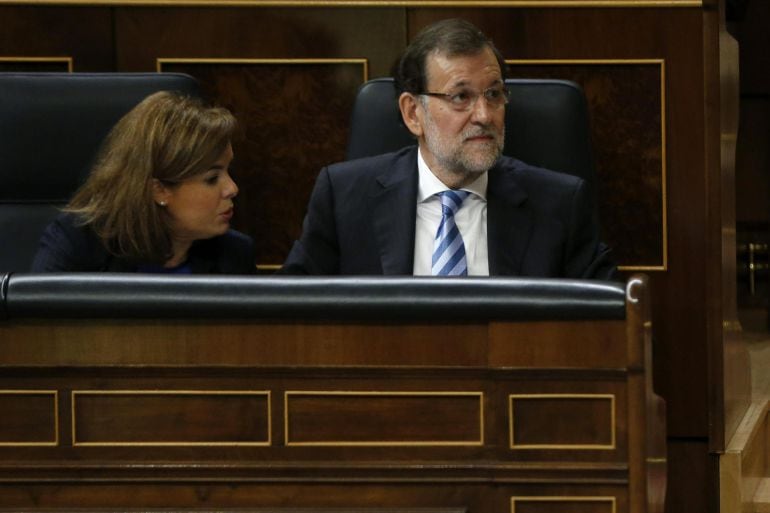 El presidente del Gobierno, Mariano Rajoy, junto a la vicepresidenta Soraya Sáenz de Santamaría, esta mañana al Congreso de los Diputados, donde informa de las conclusiones del Consejo Europeo celebrado la pasada semana en Bruselas.