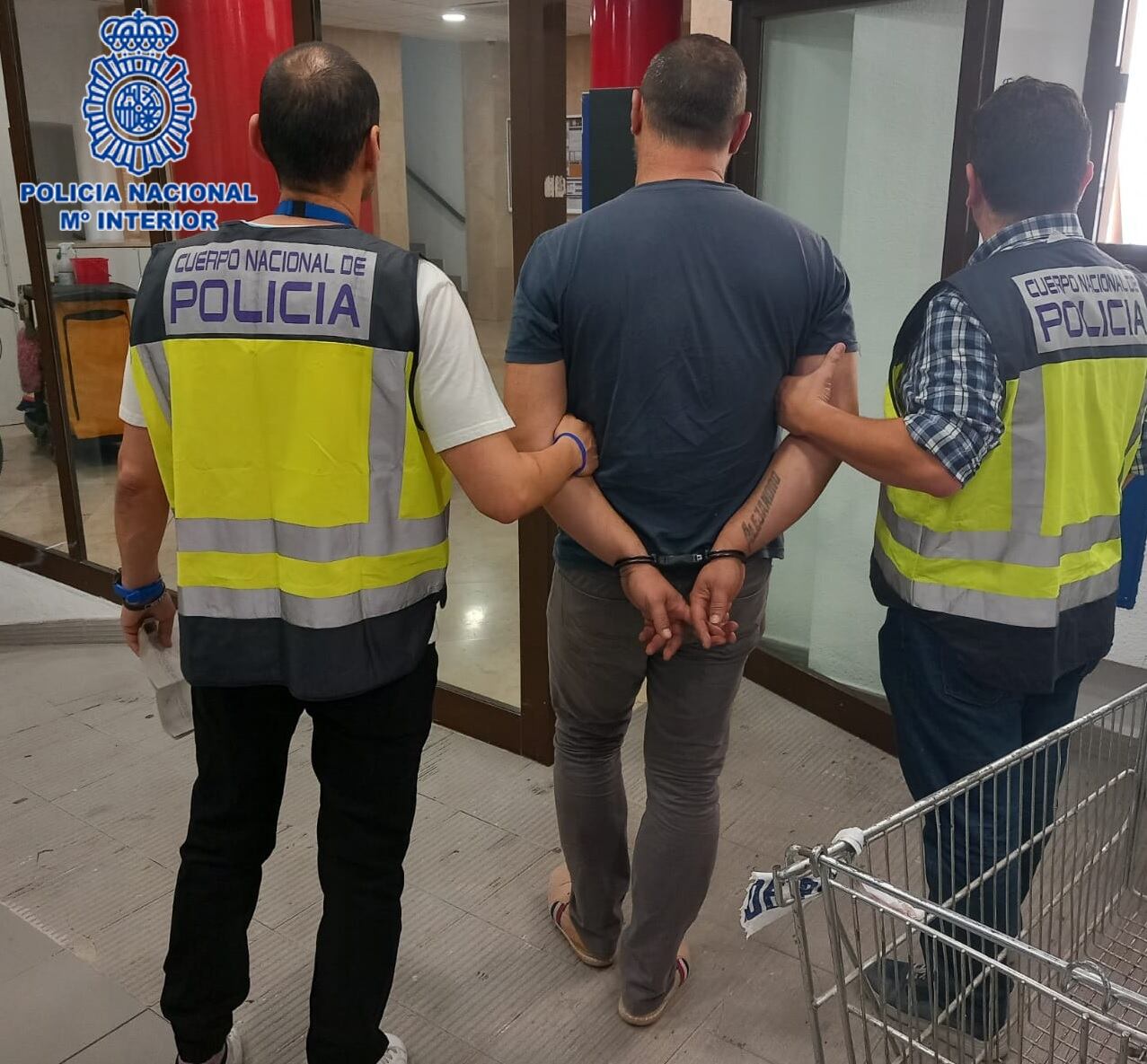 Imagen del detenido, custodiado por agentes de la Policía Nacional