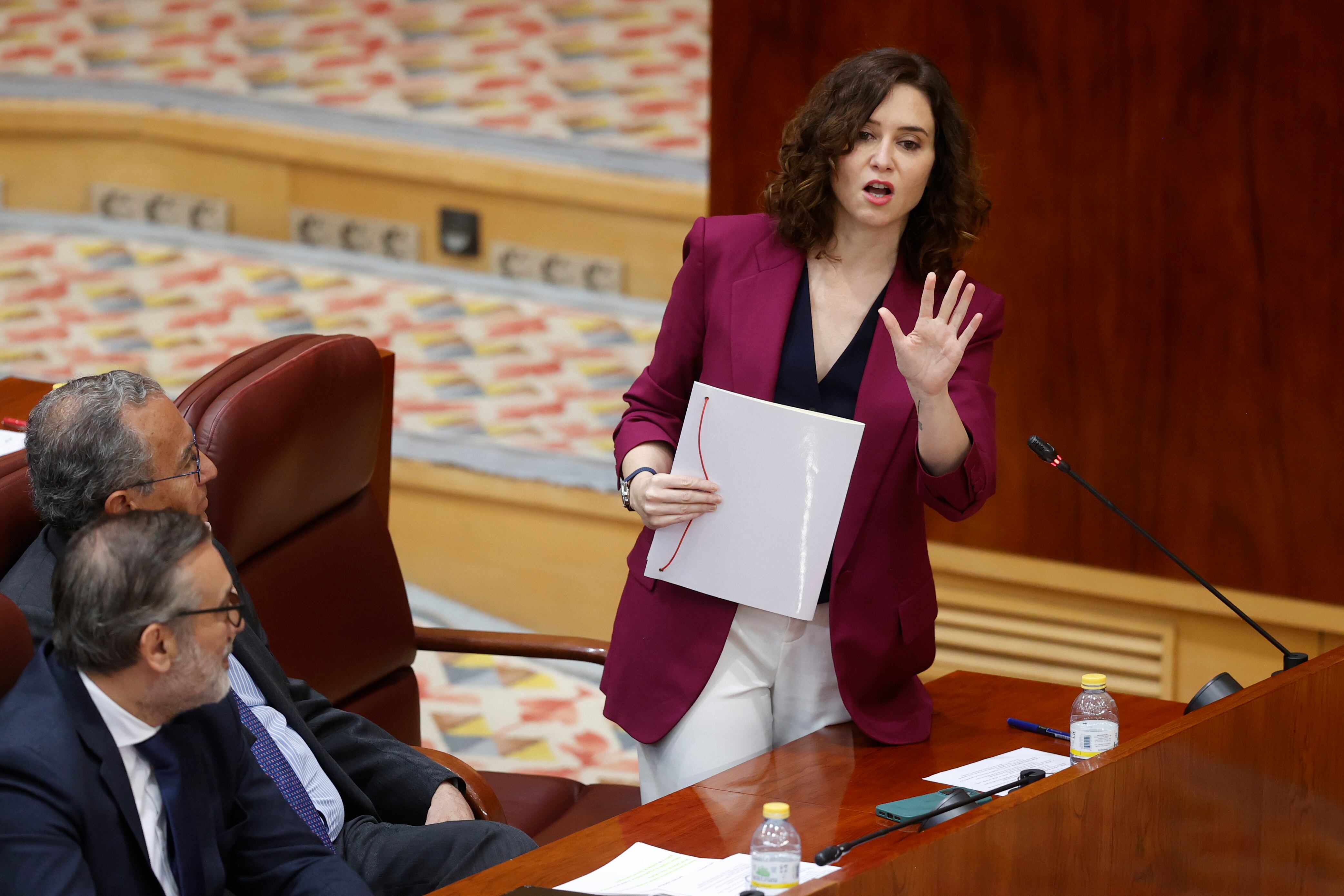 La presidenta de la Comunidad de Madrid, Isabel Díaz Ayuso interviene en el pleno celebrado este jueves en la Asamblea de Madrid.