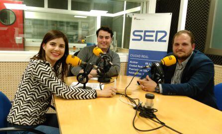 El Hermano Mayor de la Hermandad, José LuisTarifa, junto a Alicia Anaya, directora provincial de Cadena SER y Jorge González, coordinador de SER Cofrade