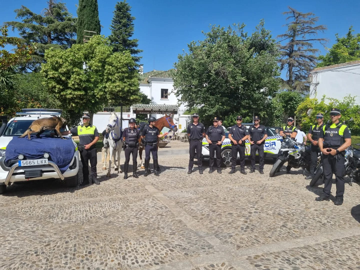 Agentes policiales durante la jornada de clausura del curso de educación vial en la plaza teniente Arce de Ronda