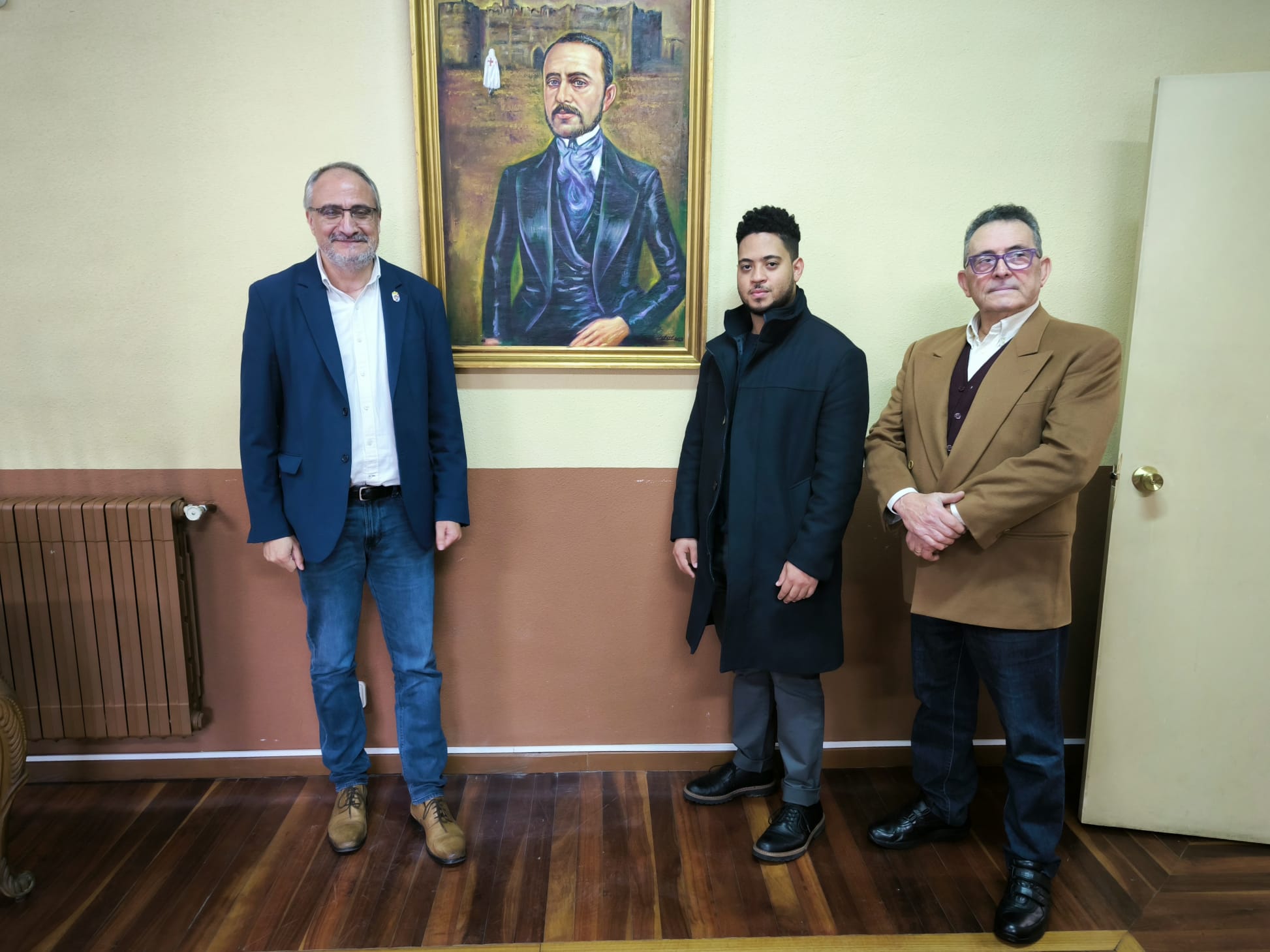 El presidente del Consejo, el alcalde de Villafranca y el artista Luis Zote junto al retrato (de izq. a dcha.)