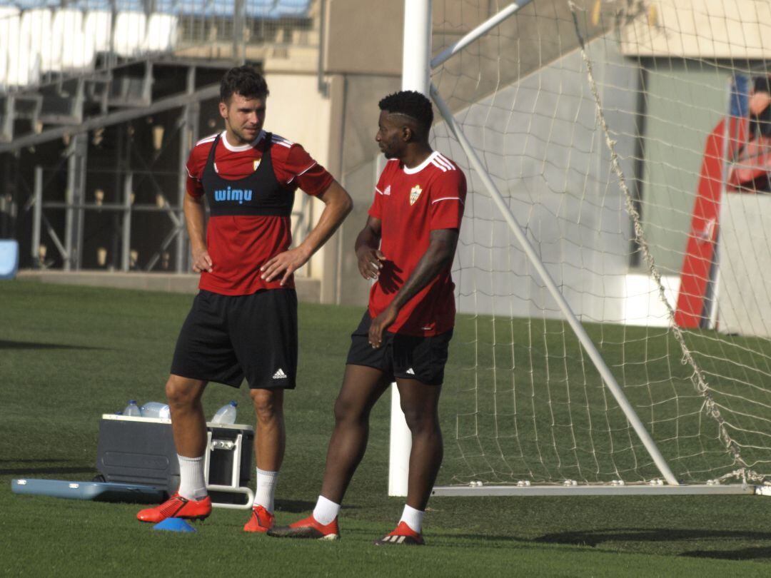 Yan Eteki en su último entrenamiento con el Almería.