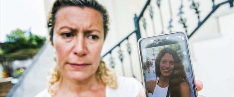 La madre de Diana Quer con una foto de su hija