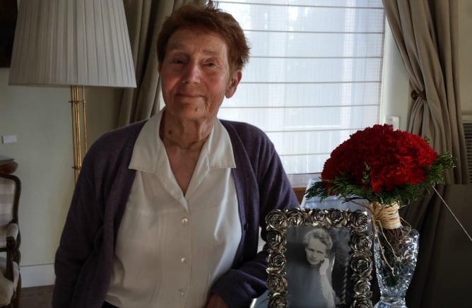 Héléne Langevin-Joliot posa en la Casa de Velázquez de Madrid con el retrato de su famosa abuela, la científica polaca Marie Curie