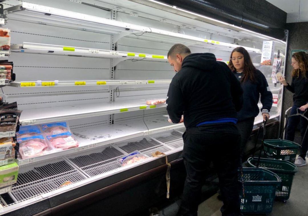 Los estantes de los productos básicos están empezando a vaciarse en los supermercados de Nueva York